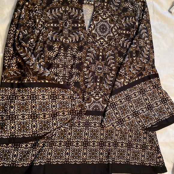 Zac&Rachel Large blk/brn stretch top. Has darts on back for a fitted look. - Picture 9 of 11